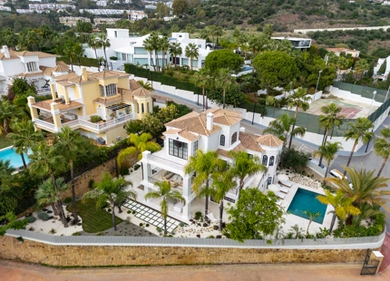 VILLA MODERNA Y ELEGANTE CON VISTAS AL MAR, AL GOLF Y A LAS MONTAÑAS