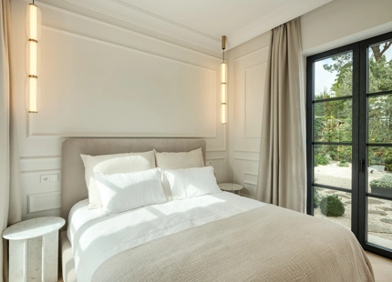 VILLA MODERNA Y ELEGANTE CON VISTAS AL MAR, AL GOLF Y A LAS MONTAÑAS