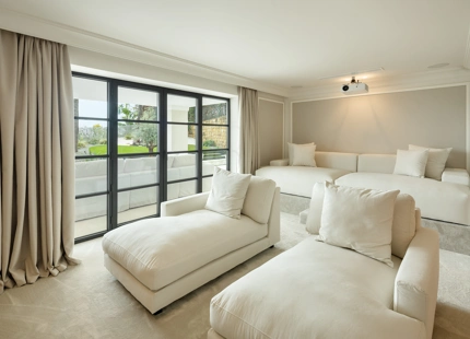 VILLA MODERNA Y ELEGANTE CON VISTAS AL MAR, AL GOLF Y A LAS MONTAÑAS