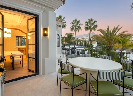 VILLA MODERNA Y ELEGANTE CON VISTAS AL MAR, AL GOLF Y A LAS MONTAÑAS
