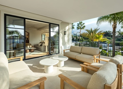 VILLA MODERNA Y ELEGANTE CON VISTAS AL MAR, AL GOLF Y A LAS MONTAÑAS