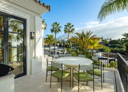 VILLA MODERNA Y ELEGANTE CON VISTAS AL MAR, AL GOLF Y A LAS MONTAÑAS