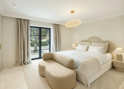 VILLA MODERNA Y ELEGANTE CON VISTAS AL MAR, AL GOLF Y A LAS MONTAÑAS