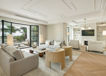 VILLA MODERNA Y ELEGANTE CON VISTAS AL MAR, AL GOLF Y A LAS MONTAÑAS