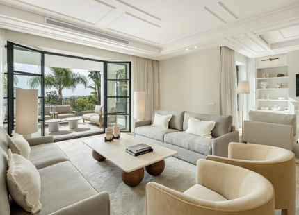 VILLA MODERNA Y ELEGANTE CON VISTAS AL MAR, AL GOLF Y A LAS MONTAÑAS