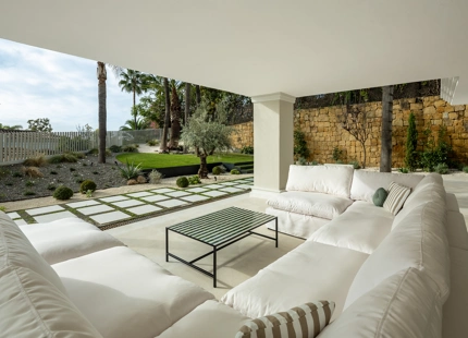 VILLA MODERNA Y ELEGANTE CON VISTAS AL MAR, AL GOLF Y A LAS MONTAÑAS
