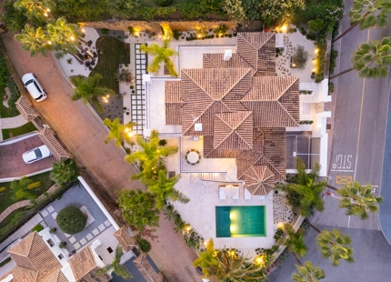 VILLA MODERNA Y ELEGANTE CON VISTAS AL MAR, AL GOLF Y A LAS MONTAÑAS