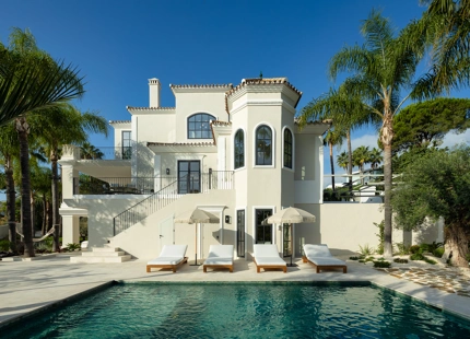 VILLA MODERNA Y ELEGANTE CON VISTAS AL MAR, AL GOLF Y A LAS MONTAÑAS