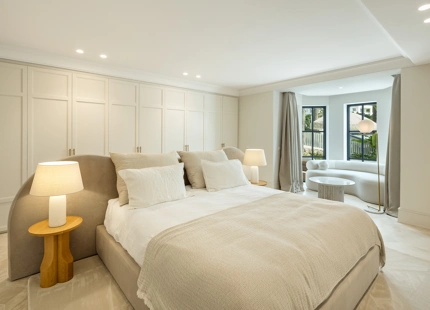 VILLA MODERNA Y ELEGANTE CON VISTAS AL MAR, AL GOLF Y A LAS MONTAÑAS