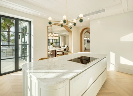 VILLA MODERNA Y ELEGANTE CON VISTAS AL MAR, AL GOLF Y A LAS MONTAÑAS