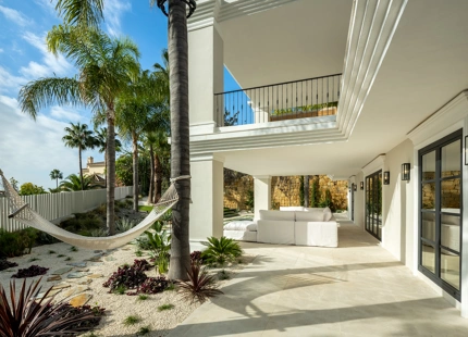 VILLA MODERNA Y ELEGANTE CON VISTAS AL MAR, AL GOLF Y A LAS MONTAÑAS