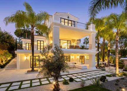 VILLA MODERNA Y ELEGANTE CON VISTAS AL MAR, AL GOLF Y A LAS MONTAÑAS