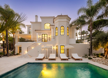 VILLA MODERNA Y ELEGANTE CON VISTAS AL MAR, AL GOLF Y A LAS MONTAÑAS