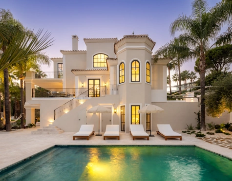 VILLA MODERNA Y ELEGANTE CON VISTAS AL MAR, AL GOLF Y A LAS MONTAÑAS