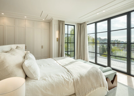 VILLA MODERNA Y ELEGANTE CON VISTAS AL MAR, AL GOLF Y A LAS MONTAÑAS