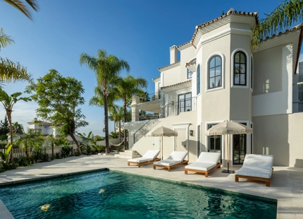 VILLA MODERNA Y ELEGANTE CON VISTAS AL MAR, AL GOLF Y A LAS MONTAÑAS
