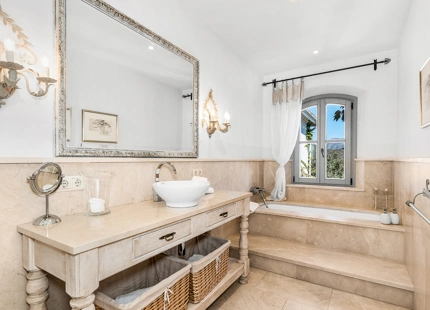 CHARMING 6-BEDROOM VILLA WITH PANORAMIC SEA AND MOUNTAIN VIEWS