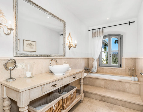 Villa for sale in El Madroñal, Benahavis