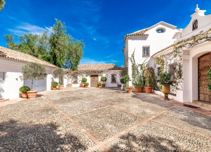 CHARMING 6-BEDROOM VILLA WITH PANORAMIC SEA AND MOUNTAIN VIEWS