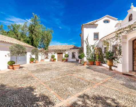 Villa for sale in El Madroñal, Benahavis