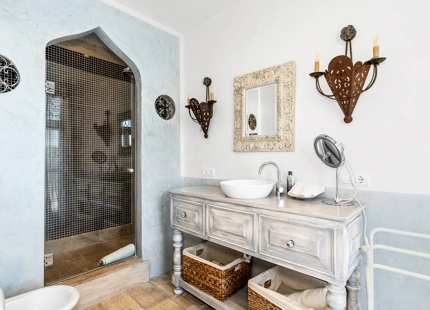 CHARMING 6-BEDROOM VILLA WITH PANORAMIC SEA AND MOUNTAIN VIEWS