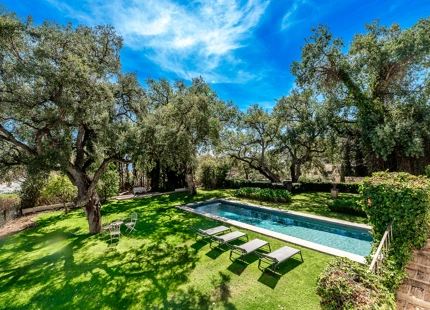 CHARMING 6-BEDROOM VILLA WITH PANORAMIC SEA AND MOUNTAIN VIEWS