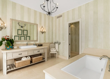 CHARMING 6-BEDROOM VILLA WITH PANORAMIC SEA AND MOUNTAIN VIEWS
