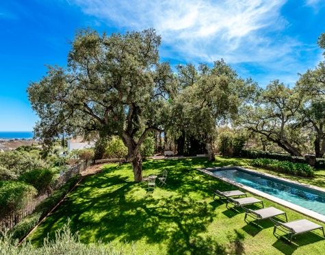 Villa for sale in El Madroñal, Benahavis