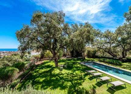 CHARMING 6-BEDROOM VILLA WITH PANORAMIC SEA AND MOUNTAIN VIEWS