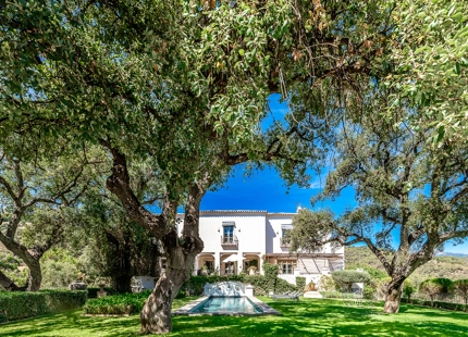 CHARMING 6-BEDROOM VILLA WITH PANORAMIC SEA AND MOUNTAIN VIEWS