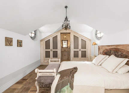 CHARMING 6-BEDROOM VILLA WITH PANORAMIC SEA AND MOUNTAIN VIEWS