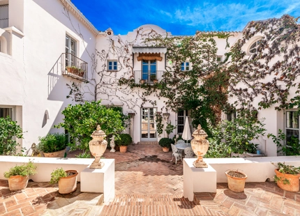 CHARMING 6-BEDROOM VILLA WITH PANORAMIC SEA AND MOUNTAIN VIEWS