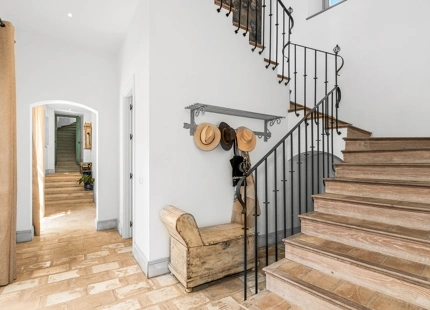 CHARMING 6-BEDROOM VILLA WITH PANORAMIC SEA AND MOUNTAIN VIEWS