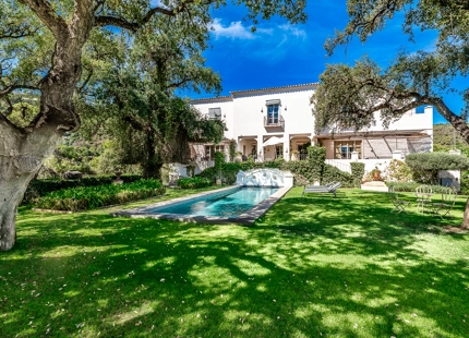 CHARMING 6-BEDROOM VILLA WITH PANORAMIC SEA AND MOUNTAIN VIEWS
