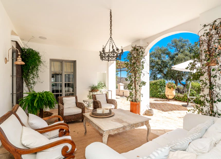 CHARMING 6-BEDROOM VILLA WITH PANORAMIC SEA AND MOUNTAIN VIEWS