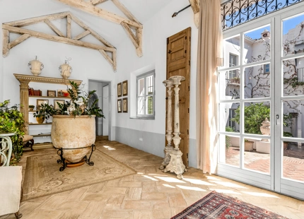 CHARMING 6-BEDROOM VILLA WITH PANORAMIC SEA AND MOUNTAIN VIEWS
