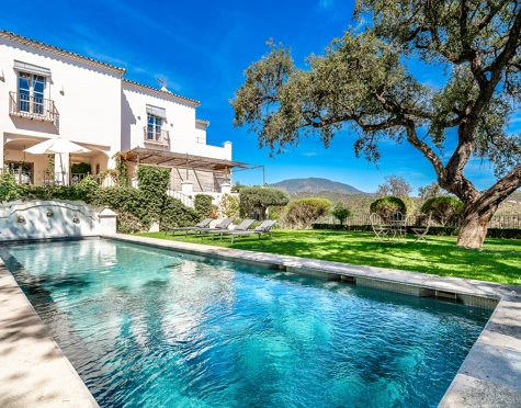 ENCANTADORA VILLA DE 6 DORMITORIOS CON VISTAS PANORÁMICAS AL MAR Y A LA MONTAÑA