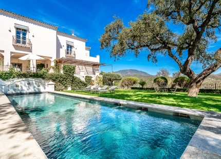 CHARMING 6-BEDROOM VILLA WITH PANORAMIC SEA AND MOUNTAIN VIEWS