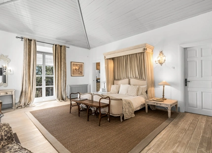 CHARMING 6-BEDROOM VILLA WITH PANORAMIC SEA AND MOUNTAIN VIEWS