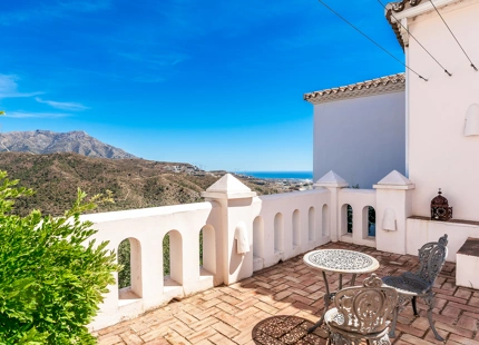 CHARMING 6-BEDROOM VILLA WITH PANORAMIC SEA AND MOUNTAIN VIEWS