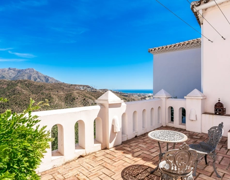 Villa for sale in El Madroñal, Benahavis