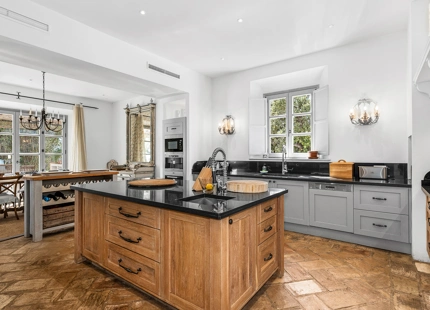 CHARMING 6-BEDROOM VILLA WITH PANORAMIC SEA AND MOUNTAIN VIEWS