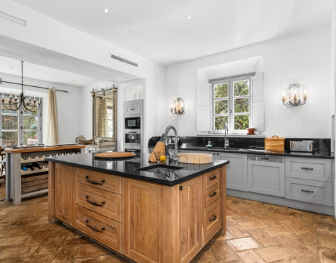 Villa for sale in El Madroñal, Benahavis