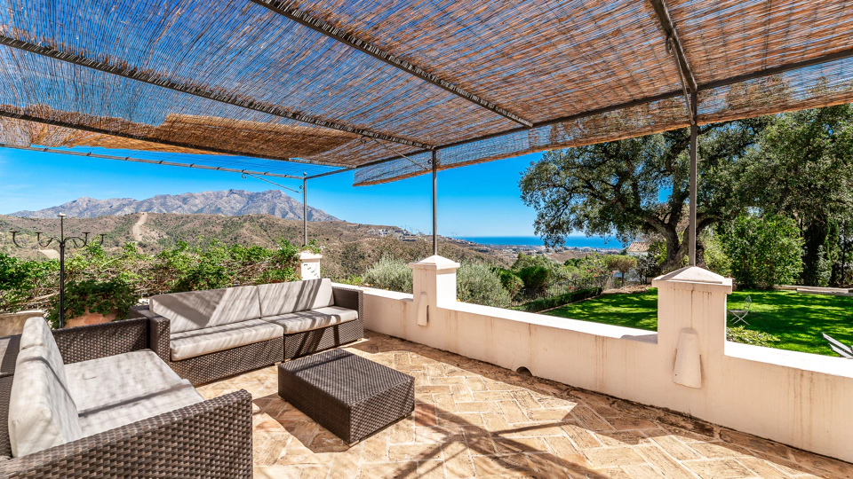Villa for sale in El Madroñal, Benahavis