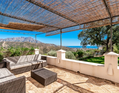 Villa for sale in El Madroñal, Benahavis