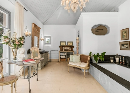 CHARMING 6-BEDROOM VILLA WITH PANORAMIC SEA AND MOUNTAIN VIEWS
