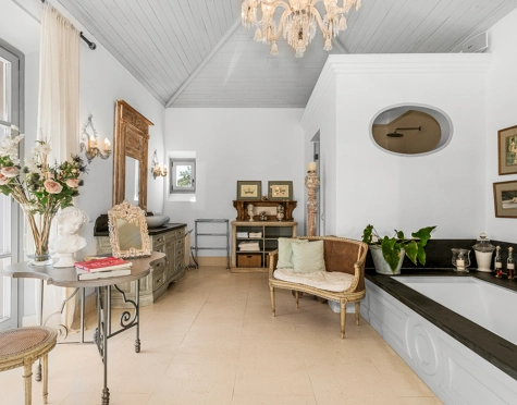 Villa for sale in El Madroñal, Benahavis
