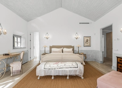 CHARMING 6-BEDROOM VILLA WITH PANORAMIC SEA AND MOUNTAIN VIEWS