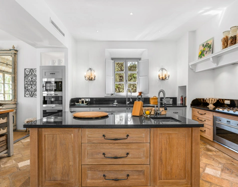 Villa for sale in El Madroñal, Benahavis