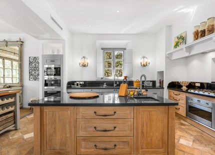 CHARMING 6-BEDROOM VILLA WITH PANORAMIC SEA AND MOUNTAIN VIEWS